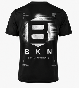 HIEKOTTAJA x BKN Tekninen T-paita